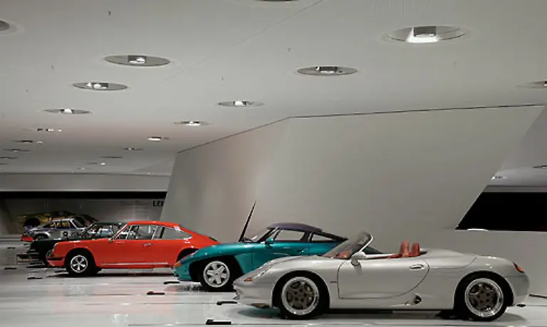 Die-Studien-von-Porsche-haben-stets-fuer-Aufsehen-gesorgt-Daher-gehoert-auch-ihnen-ein-Sonderbereich-Vorne-ist-die-erste-Studie-zum-Porsche-Boxster-von-1992-zu-sehen