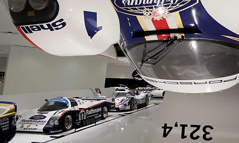 Im-Themenbereich-Schnell-sind-Autos-vornehmlich-aus-der-Fia-Sportwagenweltmeisterschaft-zu-sehen-An-der-Decke-haengt-der-956-der-in-den-achtziger-Jahren-vom-Konzern-selbst-und-den-Kunden-erfolgreich-im-Motorsport-eingesetzt-wurde