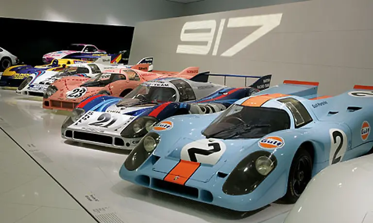 Dem-Porsche-917-wurde-ein-ganzes-Themenarrangement-gewidmet-1969-feierte-er-auf-dem-Genfer-Autosalon-Premiere-Die-luftgekuehlten-Zwoelfzylinder-machten-in-den-siebziger-Jahren-zu-einem-der-erfolgreichsten-Sportwagen