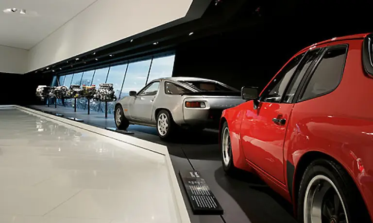 Die-Modelle-928-silber-und-924-GTS-rot-waren-nicht-unerheblich-fuer-einen-rasanten-Anstieg-der-Verkaufszahlen-verantwortlich-Gerade-der-924-auch-mehr-oder-weniger-charmant-als-Hausfrauenporsche-bekannt-ist-heute-ein-gefragter-Youngtimer