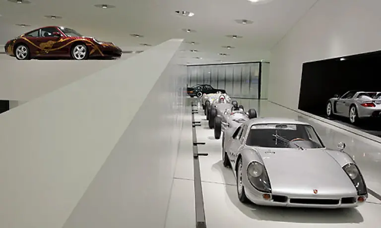 1964-brachte-Porsche-den-904-Carrera-GTS-rechts-vorne-Eigentlich-fuer-die-GT-Serie-entwickelt-wurde-dieser-Porsche-immerhin-120-mal-gebaut-und-war-der-erste-Zuffenhausener-mit-Kunststoffkarosserie-Oben-ein-Porsche-911-Carrera-Biggibilla-von-1999