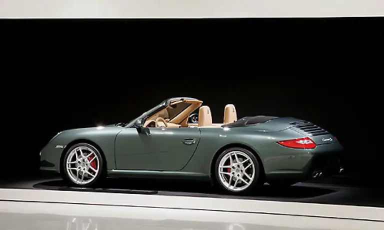 Ein-911-Carrera-S-Cabriolet-von-2008-Porsche-hat-sich-mit-dem-Museum-ein-Denkmal-gesetzt-Es-erzaehlt-die-Geschichte-von-der-Hochzeit-des-Automobilbaus-von-der-wir-vielleicht-schon-die-Goetterdaemmerung-erleben