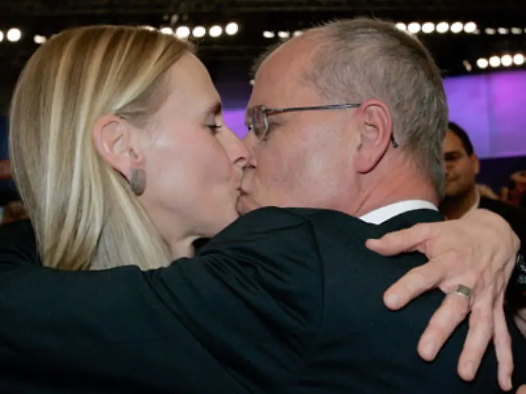 Und-kuessende-Paerchen-so-weit-das-Auge-reicht