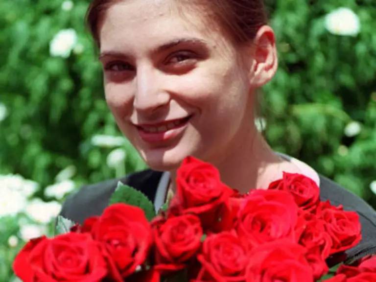 Nach-wie-vor-der-Klassiker-ein-Strauss-roter-Rosen