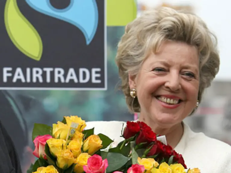 Wer-also-seinem-Partner-eine-Freude-machen-und-gleichzeitig-noch-anderen-Menschen-etwas-Gutes-tun-will-der-kaufe-Blumenstraeusse-mit-dem-Fairtrade-Siegel-oder-der-Umwelt-zuliebe-mit-dem-Gruenen-Zertfikat