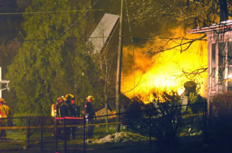 Feuerwehrleute-kaempften-verzweifelt-um-eine-Eindaemmung-des-Brandes