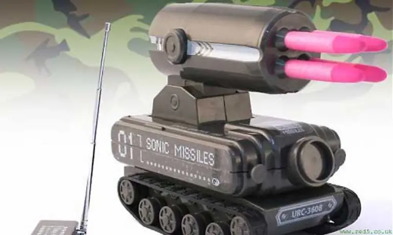 Wer-auf-Ketten-und-pinkfarbene-Geschosse-steht-findet-sicher-an-diesem-Modell-Gefallen