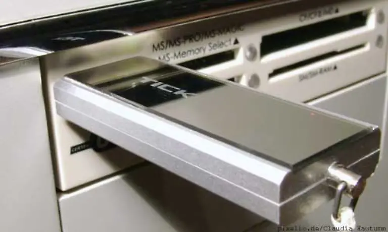 Hier-ein-USB-Stick-in-einem-USB-Port-Superpraktisch-aber-stinklangweilig