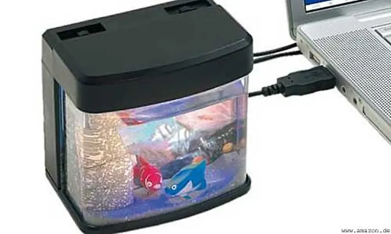 Ganz-im-Gegensatz-zu-den-martialischen-Raketenwerfern-wirkt-dieses-USB-Aquarium-ungemein-beruhigend-In-der-Beschreibung-steht-dass-sich-die-Plastikfischli-taeuschend-echt-bewegen