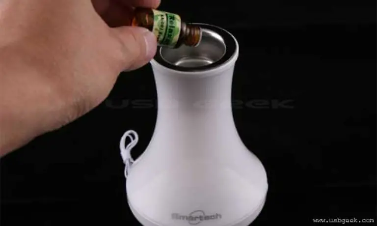 Dieses-mindestens-ebenso-wohlgeformte-Modell-setzt-mit-einem-integrierten-Radioempfaenger-noch-einen-oben-drauf