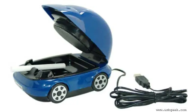 Ein-tolles-Gadget-ist-auch-dieser-Auto-Aschenbecher-mit-Dunstabzugshaube-im-Dach-Der-Aktivkohlefilter-soll-laut-Hersteller-auch-andere-laestige-Gerueche-in-Ihrer-Umgebung-minimieren