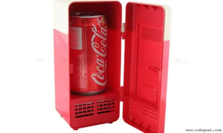 wie-lange-dieser-USB-Kuehlschrank-braucht-um-eine-Cola-zu-kuehlen-und-ob-das-auch-im-Akkubetrieb-funktioniert