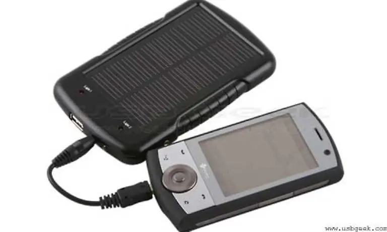 ob-es-wirklich-Leute-gibt-die-ihr-Smartphone-mit-einer-Solarzelle-laden