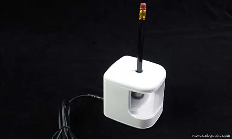 und-wozu-ich-einen-USB-Anspitzer-brauche-waehrend-zwei-meiner-Finger-auf-einer-Computertastatur-herumhacken