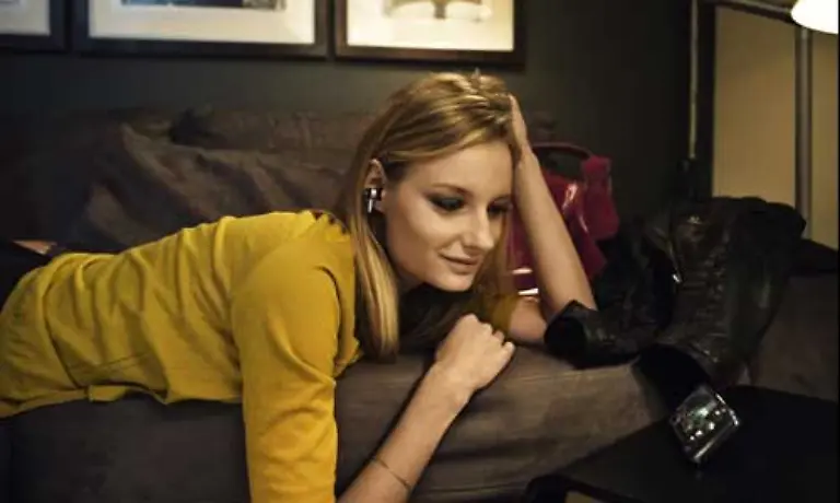 Obwohl-es-als-Walkmanhandy-bezeichnet-wird-kann-man-mit-dem-Telefon-auch-prima-auf-dem-Sofa-liegen-und-Musikvideos-betrachten