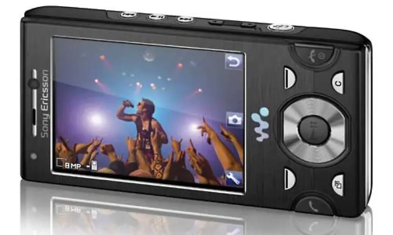 Mit-2-6-Zoll-ist-der-Bildschirm-absolut-YouTube-tauglich-Wer-zur-Musik-shaken-will-kann-den-Player-durch-Schuetteln-bedienen