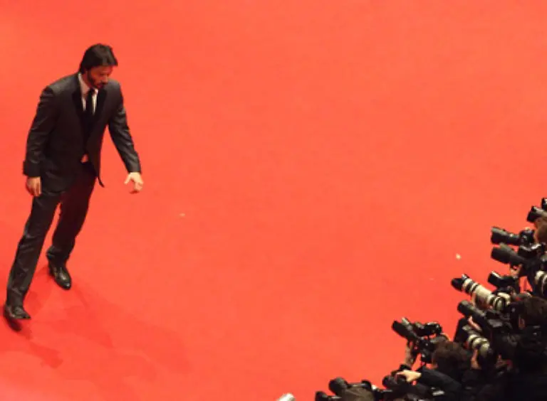 Keanu-Reeves-kam-ohne-Begleitung-133