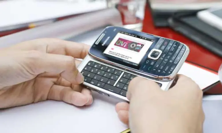 Fuer-Vielschreiber-wurde-die-Tastatur-extra-gross-ausgelegt-Die-Kamera-ist-mit-3-2-Megapixeln-fuer-ein-Businesshandy-ausreichend