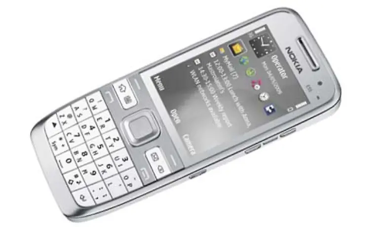 Es-ist-laut-Nokia-das-derzeit-kompakteste-Messaging-Geraet-mit-vollstaendiger-Tastatur-und-ist-ebenfalls-mit-Nokias-neuem-E-Mail-Interface-ausgestattet