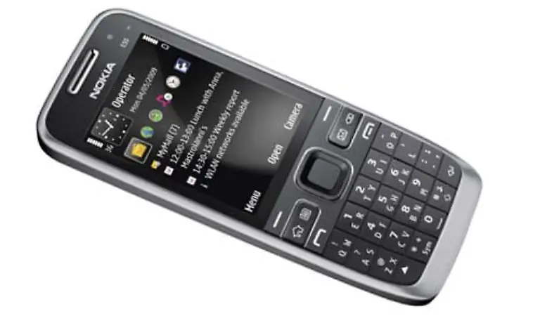 Es-findet-via-WLAN-oder-Bluetooth-Kontakt-und-unterstuetzt-HSDPA-und-HSUPA-Die-3-2-Megapixel-Kamera-hat-ein-Fotolicht-und-kann-auch-Videos-aufnehmen