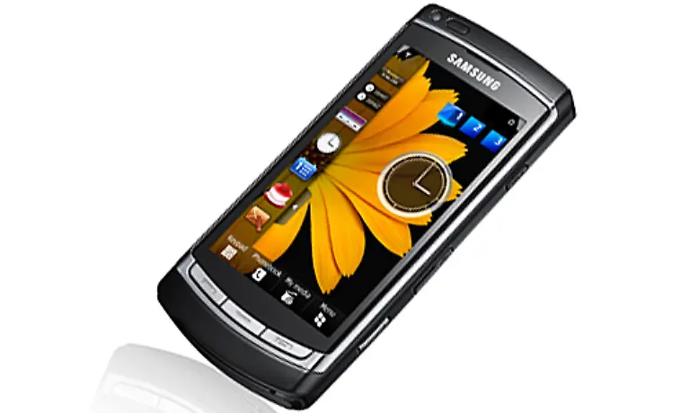 Fuer-einen-Paukenschlag-hat-Samsung-mit-dem-OmniaHD-gesorgt-Es-kann-als-erstes-Handy-Fotos-und-Videos-in-HD-Qualitaet-aufnehmen-Sein-AMOLED-Display-misst-enorme-3-7-Zoll-und-soll-auch-bei-direktem-Sonnenlicht-alle-Details-scharf-und-deutlich-darstellen