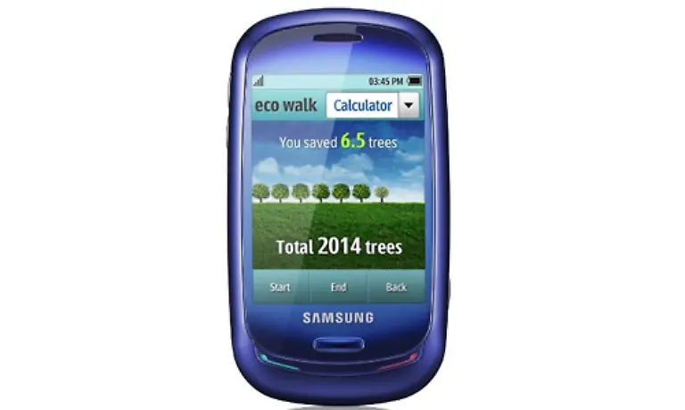 Die-Koreaner-stellten-auf-der-Messe-auch-das-erste-Oeko-Handy-vor-Das-Blue-Earth-kann-seinen-Akku-mit-Solarzellen-auf-der-Gehaeuserueckseite-aufladen