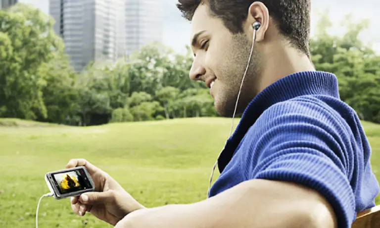 Laut-LG-ist-es-das-derzeit-einzige-Multimedia-Handy-mit-Dolby-Mobile-Surround-Technologie-Fuer-Musik-und-Videos-stehen-8-GB-interner-Speicher-zur-Verfuegung-der-per-Karte-auf-48-GB-erweitert-werden-kann