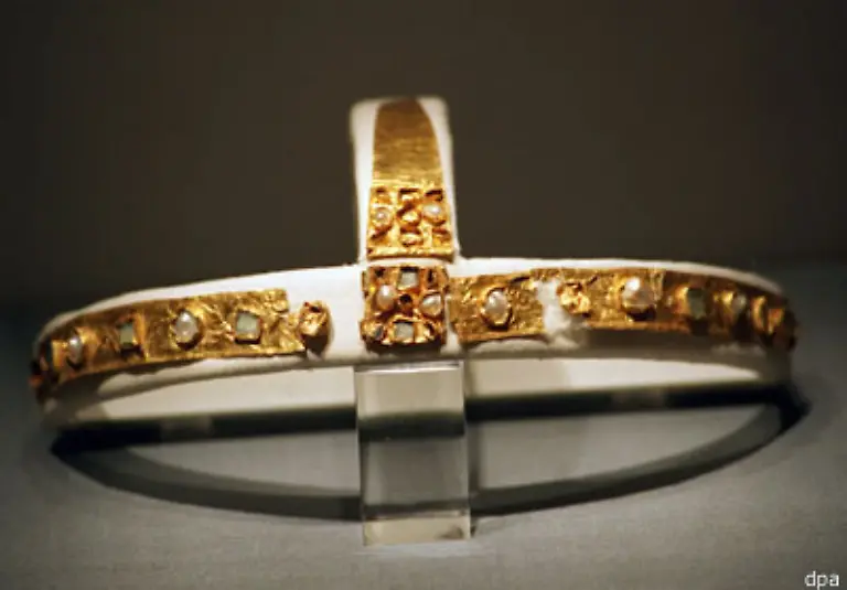 Seit-Jahrtausenden-wird-Gold-einerseits-fuer-Schmuck-zur-Zierde