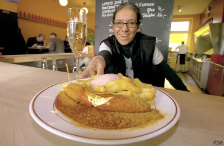Genuss-pur-Man-kann-Blattgold-sogar-auf-feinen-Pralinen-oder-aber-einer-deftigen-Currywurst-wie-hier-in-einem-Muenchener-Luxusimbiss-essen