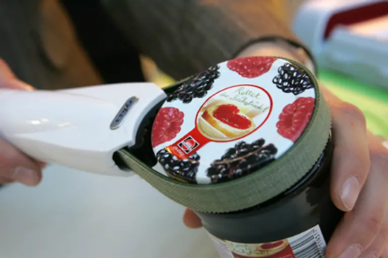Zu-schwach-Dieser-starke-Kerl-oeffnet-das-Glas-mit-der-handgeruehrten-Brombeermarmelade-ohne-jeden-Kraftaufwand