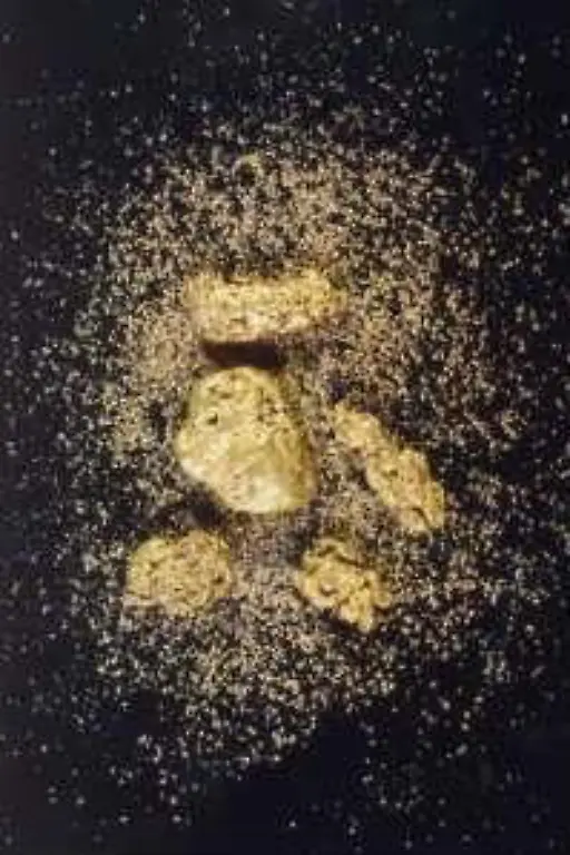 in-Form-von-Nuggets-oder-Goldstaub-gewonnen-werden-Die-bisher-gefoerderte-Goldmenge-von-145-000-Tonnen-ergaebe-zusammengeschmolzen