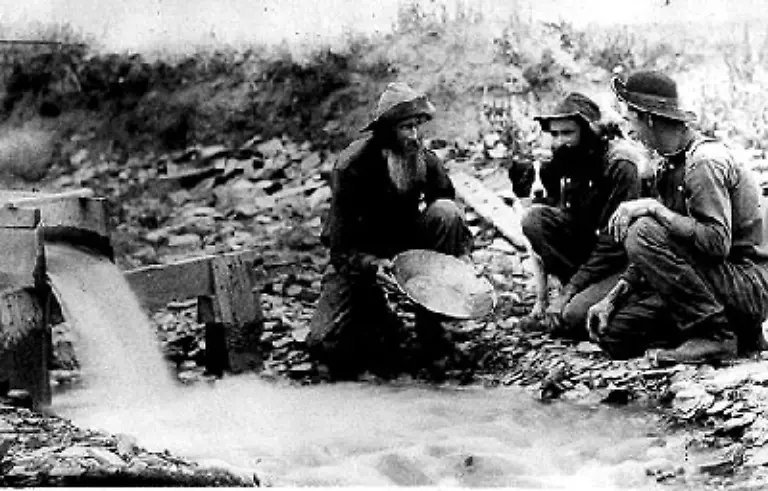 Im-19-Jahrhundert-stroemten-die-Massen-in-die-Fundgebiete-Beispiele-sind-der-kalifornische-Goldrausch-1849-oder-der-Goldrausch-1897-am-Fluss-Klondike-in-Alaska