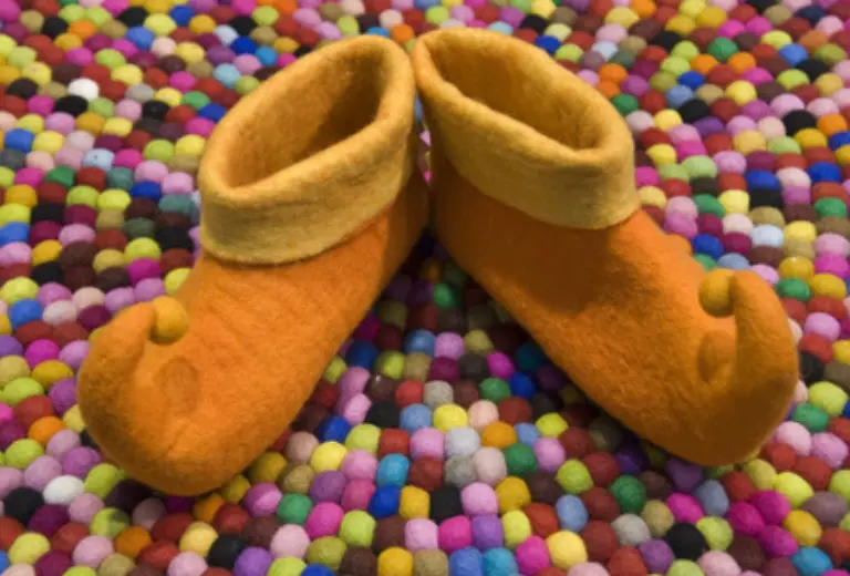 Warme-Fuesse-moegen-Kinder-und-Erwachsene-gleichermassen-Dabei-koennen-diese-aladdinesken-Filzpantoffeln-gute-Dienste-leisten
