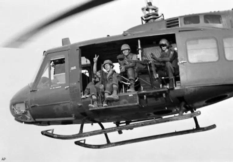 Die-USA-reagieren-mit-massiven-Flaechenbombardements