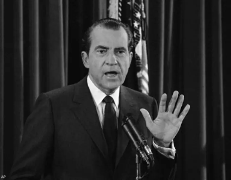 Ausserdem-unterstuetzt-US-Praesidenten-Richard-Nixon-wirtschaftlich