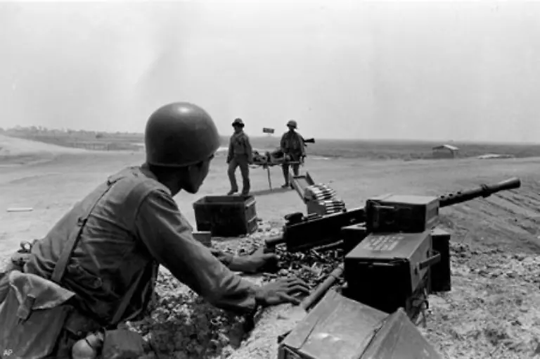 Am-17-April-1975-nehmen-sie-die-Hauptstadt-Phnom-Penh-ein