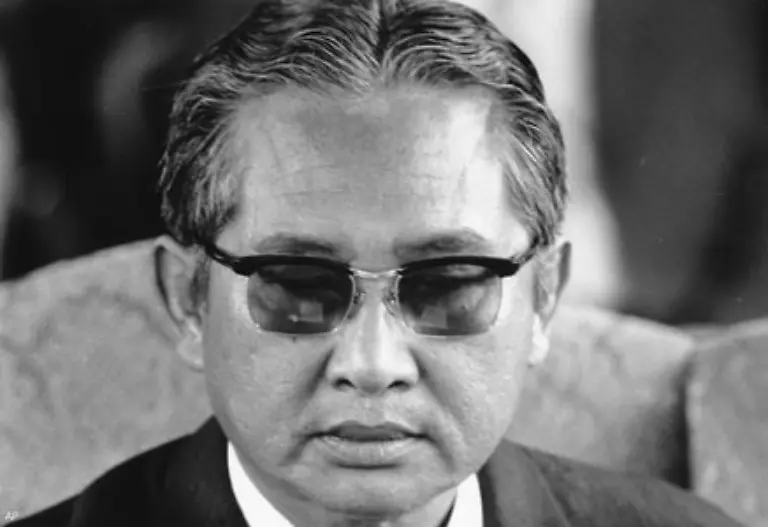 Die-Regierung-des-Armeegenerals-Lon-Nol-faellt