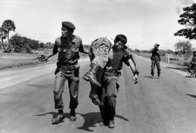 Auch-wenn-viele-Einwohner-Phnom-Penhs-zunaechst-den-Sieg-der-Roten-Khmer-begruessen-kippt-die-Stimmung-schnell