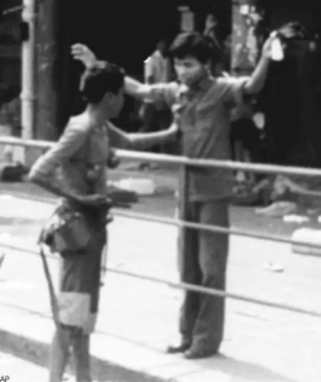 Innerhalb-weniger-Tage-wird-die-Stadtbevoelkerung-mit-Gewaltmaerschen-auf-die-Reisfelder-beordert