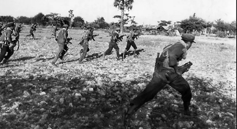 Die-Roten-Khmer-verkuenden-den-Beginn-eines-neuen-revolutionaeren-Zeitalters-Die-Bourgeoisie-wird-abgeschafft-Geld-ebenso-Buecher-werden-verbrannt