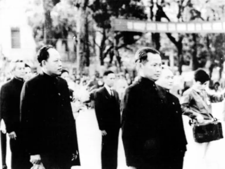 Jeder-wird-zum-Arbeiter-und-muss-eine-schwarze-Einheitskleidung-und-den-gleichen-Haarschnitt-tragen-Bis-auf-die-Todesstrafe-werden-alle-Strafen-abgeschafft