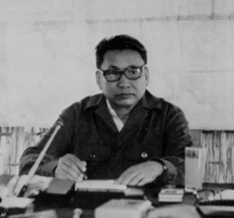 Wer-zu-spaet-zur-Arbeit-kommt-wer-eine-Brille-traegt-wie-hier-Pol-Pot-wer-Franzoesisch-spricht-verdaechtig-ist-jeder