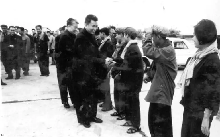 Erst-ein-Jahr-nach-der-Machtuebernahme-tritt-Pol-Pot-erstmals-als-Arbeiter-einer-Kautschukplantage-auf