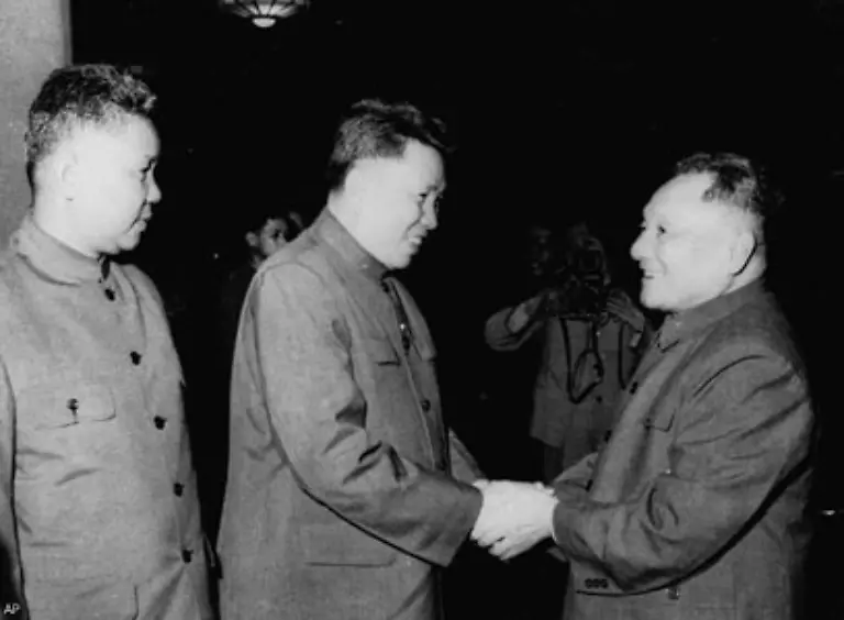 Pol-Pot-im-Bild-1977-haendeschuettelnd-mit-dem-chinesischen-Kommunisten-Den-Xiaoping-gibt-keine-Textsammlungen-heraus-er-laesst-keine-Biographie-von-sich-veroeffentlichen