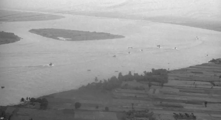 Nachdem-die-Roten-Khmer-Grenzzwischenfaelle-provoziert-hatten-marschieren-Truppen-des-wiedervereinigten-kommunistischen-Vietnam-in-Kambodscha-ein