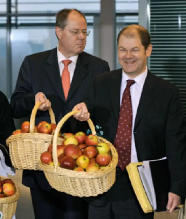 Arbeitsminister-Olaf-Scholz-rechts-appelliert-ausdruecklich-an-Unternehmen-Kurzarbeit-zu-beantragen-und-Entlassungen-zu-vermeiden-Das-ist-nicht-nur-gut-fuer-die-Arbeitslosenstatistik