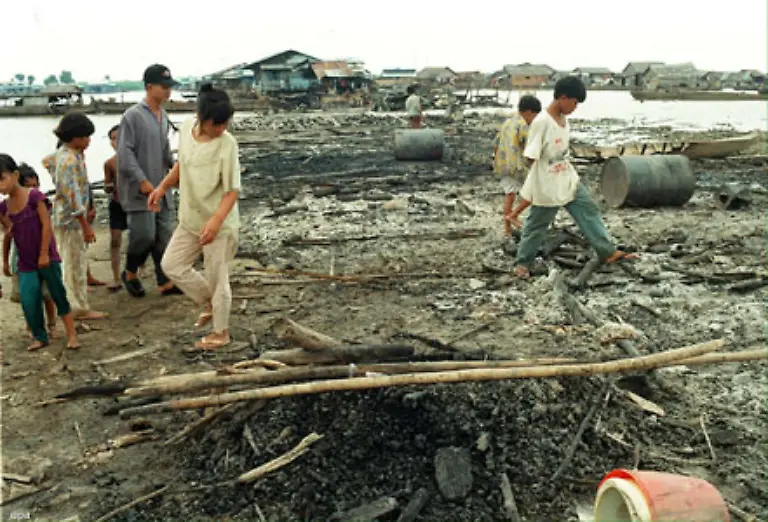 Auch-nach-dem-Rueckzug-der-vietnamesischen-Truppen-1989-bleiben-die-Roten-Khmer-im-Untergrund-aktiv