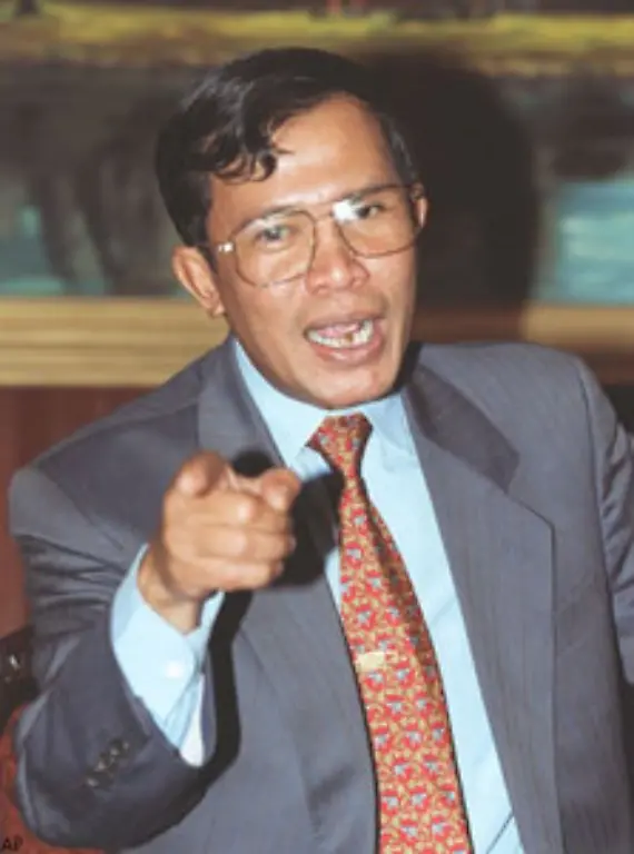 Ministerpraesident-Hun-Sen-koedert-die-Roten-Khmer-zwischen-1994-und-1998-mit-Amnestie-Angeboten-Wir-sollten-ein-Loch-buddeln-und-die-Vergangenheit-begraben-so-Sen