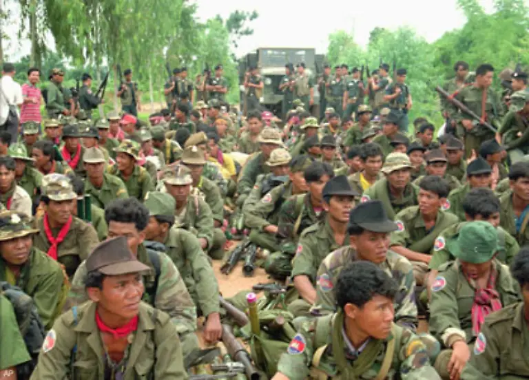 Fuehrer-und-Angehoerige-der-Roten-Khmer-gehen-auf-die-Angebote-ein