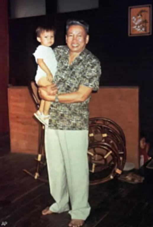 Bruder-Nr-Eins-Pol-Pot-wird-1997-aus-seiner-Fuehrungsposition-verdraengt-ein-Rotes-Khmer-Volkstribunal-verurteilt-ihn-als-Verraeter-zu-lebenslanger-Haft